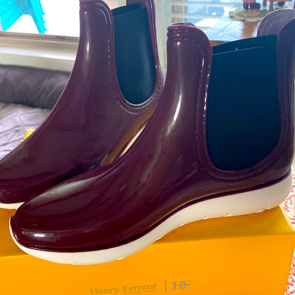 Like New ankle water/ snow boots Henry Ferrera